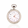 <p>Roskopf Patent - Relógio de Bolso, caixa de metal prateado. Cerca de 45mm de diâmetro. Movimento com corda e ajuste pela coroa (pin-set). Mostrador de porcelana. <em>Observação: os relógios são peças antigas destinadas a fins de colecionismo. Não é garantido o funcionamento, considerando o tempo de fabricação e o caráter histórico das peças. </em></p>