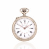 <p>Roskopf Patent - Relógio de Bolso, caixa de metal prateado. Cerca de 41mm de diâmetro. Movimento com corda e ajuste pela coroa (pin-set). Mostrador de porcelana. <em>Observação: os relógios são peças antigas destinadas a fins de colecionismo. Não é garantido o funcionamento, considerando o tempo de fabricação e o caráter histórico das peças. </em></p>