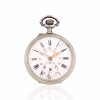 <p>Roskopf Patent - Relógio de Bolso, caixa de metal prateado. Cerca de 46mm de diâmetro. Movimento com corda e ajuste pela coroa (pin-set). Mostrador de porcelana. <em>Observação: os relógios são peças antigas destinadas a fins de colecionismo. Não é garantido o funcionamento, considerando o tempo de fabricação e o caráter histórico das peças. </em></p>