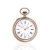 <p>Roskopf Patent - Relógio de Bolso, caixa de metal prateado. Cerca de 42mm de diâmetro. Movimento com corda e ajuste pela coroa (pin-set). Mostrador de porcelana. <em>Observação: os relógios são peças antigas destinadas a fins de colecionismo. Não é garantido o funcionamento, considerando o tempo de fabricação e o caráter histórico das peças. </em></p>