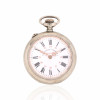 <p>Roskopf Patent - Relógio de Bolso, caixa de metal prateado. Cerca de 41mm de diâmetro. Movimento com corda e ajuste pela coroa (pin-set). Mostrador de porcelana. <em>Observação: os relógios são peças antigas destinadas a fins de colecionismo. Não é garantido o funcionamento, considerando o tempo de fabricação e o caráter histórico das peças. </em></p>