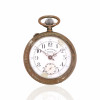 <p>F.E.Roskopf Chemin-de-Fer - Relógio de Bolso, caixa de metal dourado. Cerca de 54mm de diâmetro. Movimento com corda e ajuste pela coroa (pin-set). Mostrador de porcelana. <em>Observação: os relógios são peças antigas destinadas a fins de colecionismo. Não é garantido o funcionamento, considerando o tempo de fabricação e o caráter histórico das peças. </em></p>