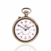 <p>G. Rosskopf & Cie - Relógio de Bolso, caixa de metal prateado. Cerca de 43mm de diâmetro. Movimento com corda e ajuste pela coroa (pin-set). Mostrador de porcelana. <em>Observação: os relógios são peças antigas destinadas a fins de colecionismo. Não é garantido o funcionamento, considerando o tempo de fabricação e o caráter histórico das peças. </em></p>