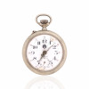 <p>Rosskopf & Cie - Relógio de Bolso, caixa de metal prateado. Cerca de 43mm de diâmetro. Movimento com corda e ajuste pela coroa (pin-set). Mostrador de porcelana. <em>Observação: os relógios são peças antigas destinadas a fins de colecionismo. Não é garantido o funcionamento, considerando o tempo de fabricação e o caráter histórico das peças. </em></p>