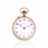 <p>A. Rosskopf & Cie - Relógio de Bolso, caixa de metal prateado. Cerca de 45mm de diâmetro. Movimento com corda e ajuste pela coroa (pin-set). Mostrador de porcelana. <em>Observação: os relógios são peças antigas destinadas a fins de colecionismo. Não é garantido o funcionamento, considerando o tempo de fabricação e o caráter histórico das peças. </em></p>
