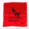 <p>HÉLIO OITICICA - “Seja Marginal, Seja Herói”, s.d. Serigrafia sobre tecido vermelho acetinado. Ícone da arte brasileira do século XX, Seja Marginal, Seja Herói é uma das obras mais emblemáticas de Hélio Oiticica. Criada originalmente em 1968, a peça sintetiza a dimensão política, poética e libertária de sua produção. Dimensões: 32 × 32 cm</p>