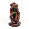 <p>Escultura figurativa em cerâmica representando macaco em posição de observação, modelada com forte senso de volume e expressão naturalista. A superfície apresenta rica variação tonal de esmaltes vitrificados em marrom e âmbar, criando profundidade e movimento visual. A base traz selo em relevo triangular, identificando a manufatura. Dimensões: Altura 30 cm</p>