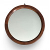 <p>Elegante espelho circular executado em jacarandá maciço, datado da década de 1960. Dimensões: Diâmetro 56 cm</p>