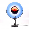 <p>ELIO RAFFAELI & ROBERTO CAMMOZZO PARA OGGETTI - “Murano Sunset Disc Light”, c. 1980. Imponente luminária escultórica de mesa, intitulada Murano Sunset Disc Light, criada por Elio Raffaeli e Roberto Cammozzo para a Oggetti, Itália. A peça apresenta grande disco em vidro artístico Murano translúcido, com matizes quentes que evocam o pôr do sol, apoiado em estrutura metálica minimalista. Dimensões: Altura total 68 cm × Diâmetro do disco 55 cm</p>