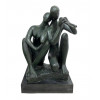 <p>BRUNO GIORGI - Bucólica, 1951. Escultura em bronze patinado da série Bucólica, realizada em 1951 por Bruno Giorgi, um dos mais relevantes nomes da escultura moderna brasileira. A obra expressa a síntese entre figuração e abstração característica de sua produção do pós-guerra, em que volumes suavemente modelados evocam o corpo humano e a paisagem em harmonia. Essa fase marca o amadurecimento do artista, reconhecido por integrar o projeto modernista brasileiro e por obras públicas emblemáticas, como Os Candangos e Meteoros, em Brasília. Assinada na lateral direita da peça. Dimensões: aprox. Altura 81 cm × Largura 65 cm × Profundidade 44 cm (sem base). Altura 101 cm × Largura 65 cm × Profundidade 44 cm (com base)</p>
