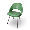 <p>Cadeira Executive. Desenhada em 1950 por Eero Saarinen, a cadeira Executive é um dos ícones do mobiliário moderno do século XX. A peça destaca-se por suas linhas orgânicas e conforto ergonômico, integrando-se a inúmeros projetos de interiores assinados por Florence Knoll. Este exemplar apresenta estrutura metálica cromada e estofamento em couro verde, preservando o espírito funcional e elegante do design de Saarinen. Exemplar sem etiqueta do fabricante, seguindo o modelo original concebido por Eero Saarinen para a Knoll International. Dimensões: Altura 81 cm × Largura 57 cm × Profundidade 55 cm</p>