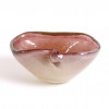 <p>SEGUSO – Elegante bowl italiano em vidro artístico de Murano da década de 1950, atribuído à tradicional manufatura Seguso Vetri d’Arte, executado em formato orgânico de concha. A peça exibe delicada transição de tons entre o âmbar e o rosado, com finas inclusões de pó de ouro e pequenas bolhas aprisionadas no interior da massa vítrea — elementos característicos da produção muranesa do período. Dimensões: Altura 11 cm × Largura 28 cm × Profundidade 12 cm</p>