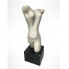 <p>BRUNO GIORGI - Torso, 1985. Escultura em mármore de Carrara do renomado escultor modernista Bruno Giorgi, representando um torso feminino de linhas puras e curvas equilibradas. A peça traduz a busca do artista pela síntese entre força e harmonia, expressa na suavidade do volume e na precisão do corte. Acompanha certificado de autenticidade assinado por Sara Teperman, da Galeria Skultura, referente à venda realizada em 27 de abril de 1988. A mesma escultura foi capa da revista IstoÉ São Paulo, edição de 1988, em que aparece fotografada ao lado da galerista Sara Teperman — uma das mais importantes figuras do circuito artístico brasileiro. Dimensões: sem base Altura 79 cm X Largura 43 cm, com base: Altura 100 cm × Largura 31 cm × Profundidade 32 cm</p>