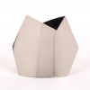 <p>Vaso geométrico em metal espessurado a prata, de linhas facetadas e corte assimétrico, característico do design modernista das décadas de 1960 e 1970. Dimensões: Altura 18 cm.</p>