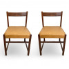 <p>CELINA ZILBERBERG (ATELIÊ CELINA DECORAÇÕES) - Par de cadeiras em jacarandá maciço, com assento revestido em couro e pernas retas. As peças revelam a elegância e o rigor construtivo característicos do mobiliário produzido pelo ateliê Celina Decorações durante a década de 1960. Dimensões: Altura 43 cm × Largura 44 cm × Profundidade 44 cm</p>
