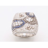 <p>Anel de ouro branco 18k, diamantes de aproximadamente 4cts no total e detalhes em safira azul. Medida: 19. Peso total: 19,8g.</p>