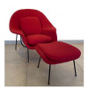<p>EERO SAARINEN - Poltrona e Banqueta Womb Chair &ndash; D&eacute;cada de 60 - Espuma injet&aacute;vel. Modelo criado por Eero Saarinen em 1947, foi desenvolvido para sua amiga designer Florence Knoll, com objetivo de satisfazer sua proposta, uma cadeira reconfortante, que trouxesse um ar de aconchego materno. A tradu&ccedil;&atilde;o bruta de seu nome (womb chair), significa ventre materno. Esta poltrona, inovou e trouxe muito conforto para os lares norte americanos nos anos 40. &Eacute; uma &oacute;tima escolha de um cl&aacute;ssico, que pode ser utilizado em qualquer local, trazendo um ar de contemporaneidade. Poltrona: Largura 102cm - Profundidade 82 cm Alt. 90 cm - Alt do assento 40 cm. Banqueta: Largura 65 cm - Profundidade 51 cm Alt 4 2cm. P.S.: Caso tenha interesse em ver a pe&ccedil;a pessoalmente, entre em contato conosco.</p>