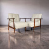 <p>SCAPINELLI - Par de poltronas estofadas. Brasil, d&eacute;c de 50/60. 77cm x 82cm x 66cm. P.S.: Caso tenha interesse em ver a pe&ccedil;a pessoalmente, entre em contato conosco.</p>