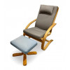 <p>Poltrona de design n&oacute;rdico com estofado em tecido e banqueta. 92 x 67 x 83.</p>