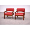 <p>Elegante par de cadeiras em madeira e estofamento em couro, design anos 70. 75cm X 57 X 61</p>