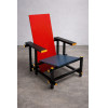 <p>GERRIT RIETVELD - Cadeira Vermelho e Azul foi uma cadeira originalmente projetada em 1917 por Gerrit Rietveld, passou a ser fabricada por Gerard van de Groenekan (1904-1994). (A x L x P). Representa umas das primeiras pesquisas art&iacute;sticas com objetos de tr&ecirc;s dimens&otilde;es do movimento De Stijl. A saber: A primeira projetada ficou sem pintura at&eacute; 1920, na cor original da madeira que foi constru&iacute;da, a faia. O arquiteto Bart van der Leck, arquiteto membro do movimento De Stijl, viu o modelo original e sugeriu que Rietveld adicionasse cores brilhantes[2]. Ele construiu o novo modelo de madeira mais fina e pintou-o inteiramente de preto com &aacute;reas de cores prim&aacute;rias, como as pinturas de Piet Mondrian[1]. O efeito desse esquema de cores fez com que a cadeira parecesse quase desaparecer contra as paredes e o ch&atilde;o pretos da Casa Schr&ouml;der (casa que seguiu os par&acirc;metros do movimento De Stijl, projetada pelo artista sob encomenda de Truus Schr&ouml;der), onde foi posteriormente colocada. As &aacute;reas de cor pareciam flutuar, aparentando uma estrutura quase transparente. Med. 85 x 70 x 80 cm. Consta no livro &ldquo;M&oacute;vel Moderno no Brasil &ndash; Modern Furniture in Brazil&rdquo; (Olhares &ndash; Maria Cec&iacute;ilia Loschiavo dos Santos), p&aacute;g. 41.&nbsp;P.S.: Caso tenha interesse em ver a pe&ccedil;a pessoalmente, entre em contato conosco.</p>