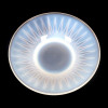 <p>Elegante Centro de mesa em vidro opalescente, (Com ligeiro lascado na borda).7 cm alt, 30 cm di&acirc;m. Fran&ccedil;a Art Deco Sec XX</p>