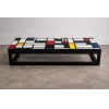 <p>Mesa em ferro e tampo de vidro &ndash; Estilo Mondrian, colorida com desenho Geom&eacute;trico (alt 30 cm, larg 40 cm, 1.40 cm). P.S.: Caso tenha interesse em ver a pe&ccedil;a pessoalmente, entre em contato conosco.</p>