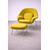 <p>EERO SAARINEN - Poltrona e Banqueta Womb Chair Amarela &ndash; D&eacute;cada de 60 - Espuma injet&aacute;vel. Poltrona: Largura 102cm | Profundidade 82cm | Altura 90cm | Altura do assento 40cm. Banqueta: Largura 65cm | Profundidade 51cm | Altura 42cm . Modelo criado por Eero Saarinen em 1947, foi desenvolvido para sua amiga designer Florence Knoll, com objetivo de satisfazer sua proposta, uma cadeira reconfortante, que trouxesse um ar de aconchego materno. A tradu&ccedil;&atilde;o bruta de seu nome (womb chair), significa ventre materno. Esta poltrona, inovou e trouxe muito conforto para os lares norte americanos nos anos 40. &Eacute; uma &oacute;tima escolha de um cl&aacute;ssico, que pode ser utilizado em qualquer local, trazendo um ar de contemporaneidade.</p>