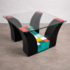 <p>Mesa de centro &ndash; Estilo Mondrian, colorida, base em madeira com tampo de vidro (alt 40 cm/ larg 60 cm/ comp 60 cm). P.S.: Caso tenha interesse em ver a pe&ccedil;a pessoalmente, entre em contato conosco.</p>