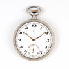 <p>Omega circa 1925 - Caixa de face aberta de metal prateado. Cerca de 49mm de diâmetro. Movimento com corda e ajuste pela coroa (stem-set). Mostrador de porcelana. Caixa, movimento e mostrador assinados. Fabricado na Suíça. Nº7138877. Obs.: Visor de acrílico amarelado pelo tempo.</p>