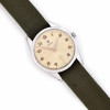<p>Omega circa 1954 - Caixa de aço. Cerca de 33mm de diâmetro. Movimento a corda manual (cal.266). Visor de acrílico. Caixa, movimento e mostrador assinados. Fabricado na Suíça. Ref.2750-8/nº14192790.</p>