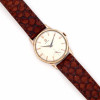 <p>Omega circa 1960 - Caixa de metal com acabamento em ouro rosa. Cerca de 33mm de diâmetro. Movimento a corda manual (cal.268). Visor de acrílico. Caixa, movimento e mostrador assinados. Fabricado na Suíça. Ref.14713-8/nº17505890.</p>