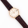 <p>Omega circa 1964 - Caixa de metal com acabamento em ouro amarelo. Cerca de 34mm de diâmetro. Movimento a corda manual com data (cal.611). Caixa, movimento em mostrador assinados. Fabricado na Suíça. Ref.132.019/nº21702210.</p>
