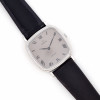 <p>Omega DeVille circa 1974 - Caixa e fecho de metal prateado. Cerca de 31x31mm. Movimento a corda manual (cal.625). Visor de cristal. Caixa, coroa, movimento, mostrador e fecho assinados. Fabricado na Suíça. Ref.111.0118/nº38450762.</p>