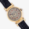 <p>Relógio de pulso com movimento Omega para relógio de bolso - Caixa e fecho de metal com acabamento em ouro amarelo. Cerca de 46mm de diâmetro. Movimento a corda manual. Visor de cristal. Verso com movimento aparente. Nº7795829.</p>
