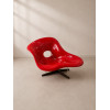 <p>CHARLES & RAY EAMES - La Chaise. Chaise escultural de design contemporâneo, com linhas orgânicas e fluidas, estrutura em fibra, madeira e metal cromado. Modelo desenhado por Charles e Ray Eames em 1948. 90 x 150 x 97 cm.</p>