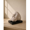 <p>RICHARD HIDEAKI - Maternidade. Escultura em mármore, representando mãe e filho em composição de linhas suaves e orgânicas. 15 cm de alt.</p>