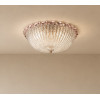 <p>Plaffon italiano de vidro Murano em granilha com detalhes rosa. 11 cm alt. 38 cm diâm.</p>