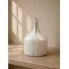<p>KOSTA BODA - Vaso em vidro artístico, assinado, de formato garrafa, com decoração texturizada em relevo e acabamento fosco. 23 cm de alt.</p>