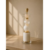 <p>Luminária em vidro de Murano, no estilo tropical, com composição em vidro artístico branco e translúcido, encimada por elemento decorativo em forma de palmeira. 60 cm de alt.; 17 cm de diâm.</p>