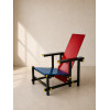 <p>GERRIT RIETVELD - Cadeira Red and Blue foi uma cadeira originalmente projetada em 1917 por Gerrit Rietveld, passou a ser fabricada por Gerard van de Groenekan (1904- 1994). Med. 85 x 70 x 80 cm (A x L x P). Representa umas das primeiras pesquisas artísticas com objetos de três dimensões do movimento De Stijl. A saber: A primeira projetada ficou sem pintura até 1920, na cor original da madeira que foi construída, a faia. O arquiteto Bart van der Leck, arquiteto membro do movimento De Stijl, viu o modelo original e sugeriu que Rietveld adicionasse cores brilhantes[2]. Ele construiu o novo modelo de madeira mais fina e pintou-o inteiramente de preto com áreas de cores primárias, como as pinturas de Piet Mondrian[1]. O efeito desse esquema de cores fez com que a cadeira parecesse quase desaparecer contra as paredes e o chão pretos da Casa Schröder (casa que seguiu os parâmetros do movimento De Stijl, projetada pelo artista sob encomenda de Truus Schröder), onde foi posteriormente colocada. As áreas de cor pareciam flutuar, aparentando uma estrutura quase transparente. Consta a marca de autenticidade da fabricante italiana Cassina com o nome do designer Rietveld, indicando um móvel licenciado e de produção original da peça.</p>