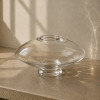 <p>Vaso decorativo em vidro artístico transparente, de desenho orgânico e linhas suaves. 12 cm de alt.; 22 cm de diâm. (Com bicado)</p>