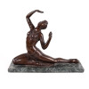 <p>L.L. FAVERO - Escultura em bronze, estilo Art Deco, retratando dançarina sobre base de mármore. 42 cm (altura), 54 x 16 cm.</p>