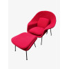 <p>EERO SAARINEN - Poltrona e Banqueta Womb Chair. Década de 60. Espuma injetável. Modelo criado por Eero Saarinen em 1947, foi desenvolvido para sua amiga designer Florence Knoll, com objetivo de satisfazer sua proposta, uma cadeira reconfortante, que trouxesse um ar de aconchego materno. A tradução bruta de seu nome (womb chair), significa ventre materno. Esta poltrona, inovou e trouxe muito conforto para os lares norte americanos nos anos 40. É uma ótima escolha de um clássico, que pode ser utilizado em qualquer local, trazendo um ar de contemporaneidade. Poltrona: Largura 102cm - Profundidade 82 cm Alt. 90 cm - Alt do assento 40 cm. Banqueta: Largura 65 cm - Profundidade 51 cm Alt 4 2cm.</p>