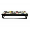 <p>Mesa em ferro e tampo de vidro – Estilo Mondrian, colorida com desenho geométrico. 30 cm (altura), 40 cm x 140 cm.</p>