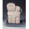 <p>Inos Corradin - Casal Abra&ccedil;ado - Escultura em m&aacute;rmore reciclado, 24 cm de altura, assinado, dat. 2012. Acompanha certificado emitido pelo artista</p>