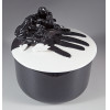 <p>Regina Silveira - Assombrada, Escultura de porcelana, 23 cm de diametro, tiragem 28/250. Edição feita pela Bordalo Pinheiro</p> <p>Regina Silveira - Assombrada, Escultura de porcelana, 23 cm de diametro, tiragem 28/250. Edição feita pela Bordalo Pinheiro</p>