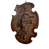<p>Autor desconhecido - Antiga placa decorativa su&iacute;&ccedil;a da regi&atilde;o Black Forest em madeira entalhada. Apresenta trof&eacute;u de ca&ccedil;a com reposa em relevo, ornamentado com folhagens e elementos decorativos barrocos. Mede 75cm x 50cm.</p>