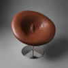 <p>PIERRE PAULIN - Globe Chair (frequentemente conhecida como Poltrona G&ocirc;ndola ou modelo F582 / F572), criada pelo c&eacute;lebre designer franc&ecirc;s Pierre Paulin em 1959 e produzida pela manufatura holandesa Artifort. Couro na cor marrom claro. LE MOBILLIER NATIONAL DE FRANCE - MOBILE DESIGN - TERCEIRO QUARTEL DO S&Eacute;C XX. Medidas: 98 x 90 x 88 cm Contexto Hist&oacute;rico e Inova&ccedil;&atilde;o Tecnol&oacute;gica Criada em 1959, a Globe Chair marca o in&iacute;cio da c&eacute;lebre parceria entre Pierre Paulin e aholandesa Artifort. Revolu&ccedil;&atilde;o dos Materiais: Paulin introduziu o uso de estruturas de tubos de a&ccedil;o envolvidas por espuma de l&aacute;tex injetada/moldada. O uso pioneiro de tecidos el&aacute;sticos e couros moldados sem costuras r&iacute;gidas aparentes permitiu criar pe&ccedil;as de contornos fluidos e cont&iacute;nuos. Ergonomia e Escultura: Antecipando a linguagem pop e a revolu&ccedil;&atilde;o sociocultural dos anos 1960, a pe&ccedil;a abriu m&atilde;o das pernas tradicionais de madeira, propondo uma experi&ecirc;ncia de sentar fluida, acolhedora e futurista. Import&acirc;ncia Cultural e o Mobilier National Pierre Paulin &eacute; considerado um dos maiores expoentes do design moderno do terceiro quartel do s&eacute;culo XX: Atelier le Mobilier National: Integrou o Atelier de Recherche et de Cr&eacute;ation (ARC) do Mobilier National de France, &oacute;rg&atilde;o oficial respons&aacute;vel pelo mobili&aacute;rio das altas institui&ccedil;&otilde;es do estado franc&ecirc;s. Projetos de Estado: &Eacute;lys&eacute;e (1971-1972): Projetou os apartamentos privados do presidente Georges Pompidou no Pal&aacute;cio do &Eacute;lys&eacute;e. Louvre: Desenvolveu mobili&aacute;rios para as galerias da Ala Denon do Museu do Louvre. Gabinete Presidencial (1983): Criou o famoso mobili&aacute;rio do escrit&oacute;rio do presidente Fran&ccedil;ois Mitterrand.</p>