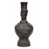 Vasão palaciano, fundição arcaica, em três anéis. Japão, período Meiji (1868 - 1912).<br />Bronze e elementos figurativos fundidos: QINGLONG é o DRAGÃO que guarda o Leste. É associado à primavera e à madeira. O dragão é considerado o mais nobre dos animais na cultura chinesa e, por isso, é definido como o líder deste grupo. Características inerentes ao animal – justiça, benevolência e fartura – fazem contraponto à sua temível e poderosa aparência. Pássaros, ramos de cerejeiras, meandros, ondas e elementos arquitetônicos, também predominam.<br />Medidas: 53 x 28 x 28 cm.<br />